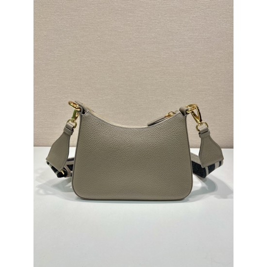 Prada Leather shoulder bag  Size: 24x18x6CM