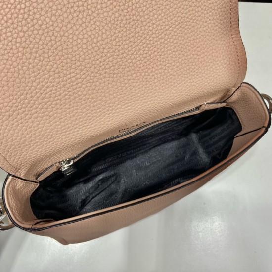 Prada Leather shoulder bag Size: 23x18x9CM