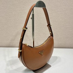 Prada Leather shoulder bag Size: 22.5x18.5x6CM