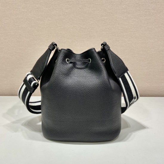 Prada Leather bucket bag  Size: 20x25x14CM