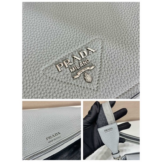 Prada Leather shoulder bag Size: 23x18x9CM