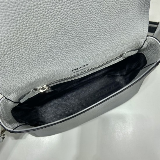 Prada Leather shoulder bag Size: 23x18x9CM