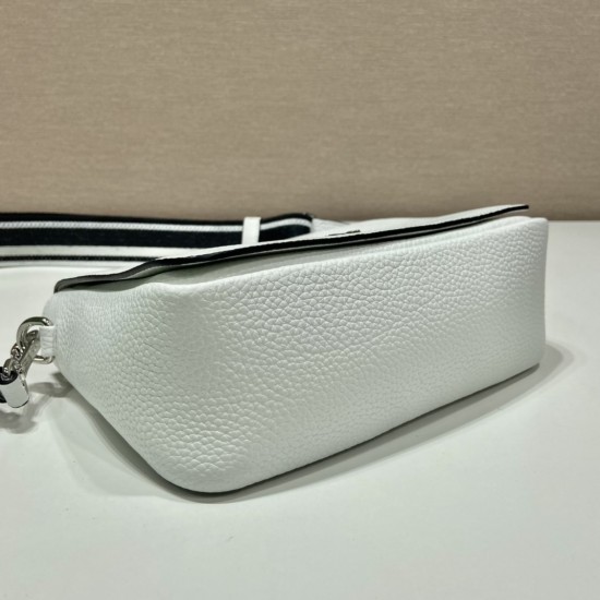 Prada Leather shoulder bag Size: 23x18x9CM