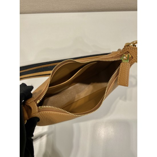 Prada Leather shoulder bag  Size: 24x18x6CM