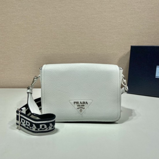 Prada Leather shoulder bag Size: 23x18x9CM