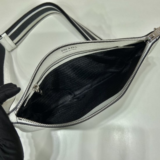 Prada Leather shoulder bag Size: 19x30CM