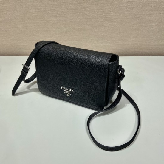 Prada Leather shoulder bag Size: 23x18x9CM