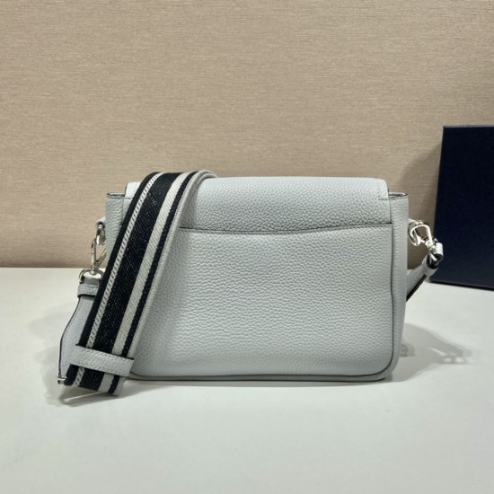 Prada Leather shoulder bag Size: 23x18x9CM