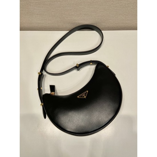 Prada Leather shoulder bag Size: 22.5x18.5x6CM