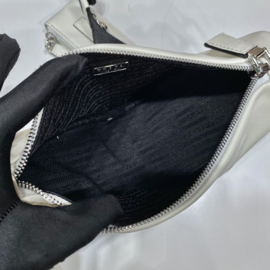 Prada Triangle leather shoulder bag  Size: 26x14x12cm