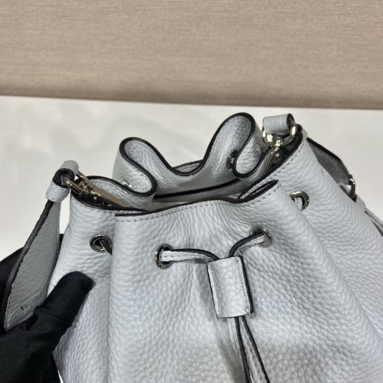 Prada Leather bucket bag  Size: 20x25x14CM