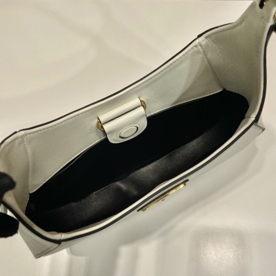 Prada Leather shoulder bag Size: 26x17x4.5CM