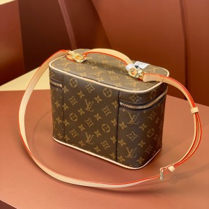 LV Nice Bb Cosmetic Bag Size：24*14*17 cm。