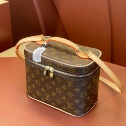 LV Nice Bb Cosmetic Bag Size：24*14*17 cm。