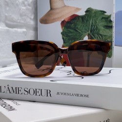 BURBERRY SUNGLASSES