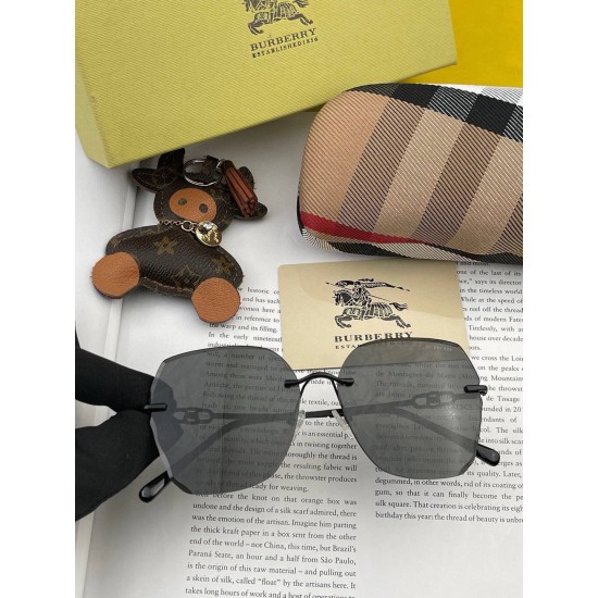 BURBERRY SUNGLASSES