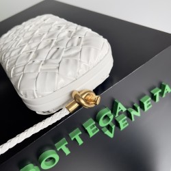 BottegaVeneta Knot On Strap Dinner Package Size: 20.5*6*12.5CM BottegaVeneta Knot On Strap Dinner Package Size: 20.5*6*12.5CM