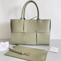 Bottega Veneta Arco Tote Size：30*20*11.5cm
