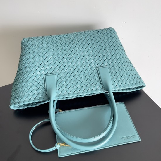 Bottega Veneta Medium Cabat