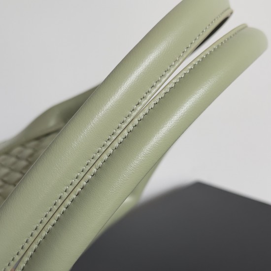 Bottega Veneta Medium Cabat