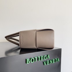 Bottega Veneta Arco Tote Size：30*20*11.5cm