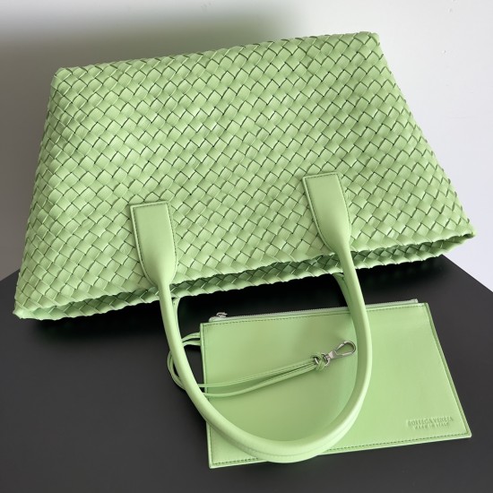 Bottega Veneta Medium Cabat