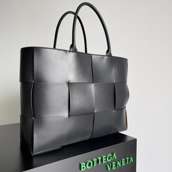 BottegaVeneta Large Arco Tote Bag