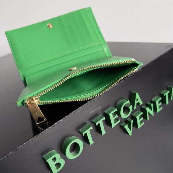Bottega Veneta Intrecciato Medium Bi-Fold Wallet Bottega Veneta Intrecciato Medium Bi-Fold Wallet