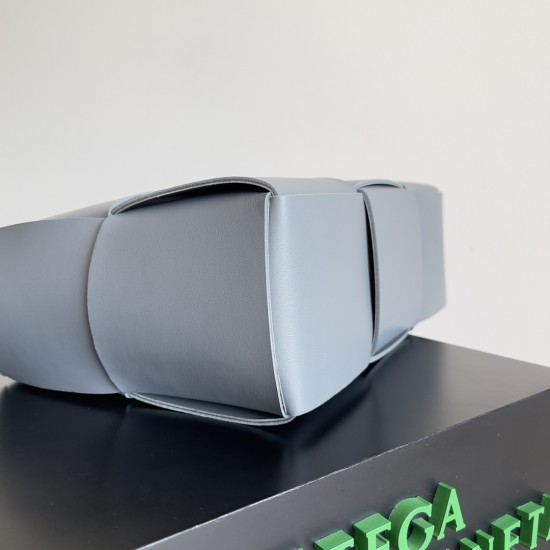 Bottega Veneta Arco Tote Size：30*20*11.5cm