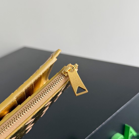 Bottega Veneta Intrecciato Medium Bi-Fold Wallet