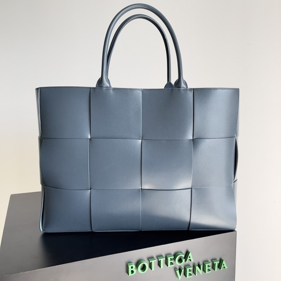 BottegaVeneta Large Arco Tote Bag