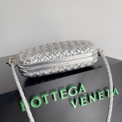 BottegaVeneta Knot On Strap Dinner Package Size: 20.5*6*12.5CM BottegaVeneta Knot On Strap Dinner Package Size: 20.5*6*12.5CM