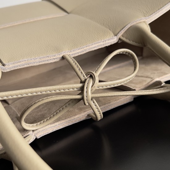 Bottega Veneta Arco Tote Size：30*20*11.5cm