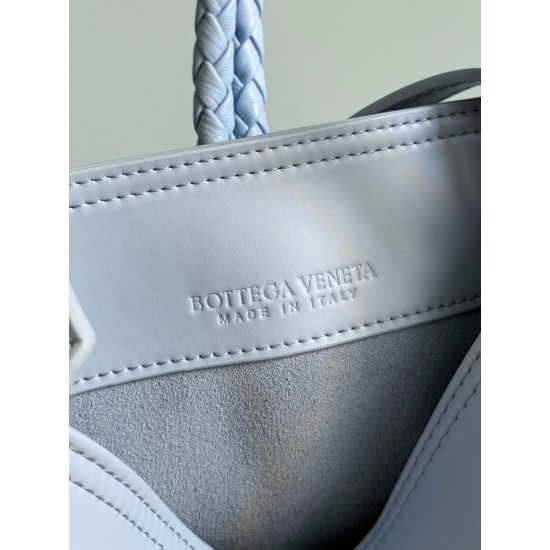 Bottega Veneta Small Liberta Bucket