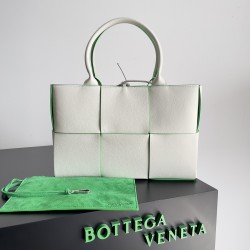 Bottega Veneta Arco Tote Size：30*20*11.5cm