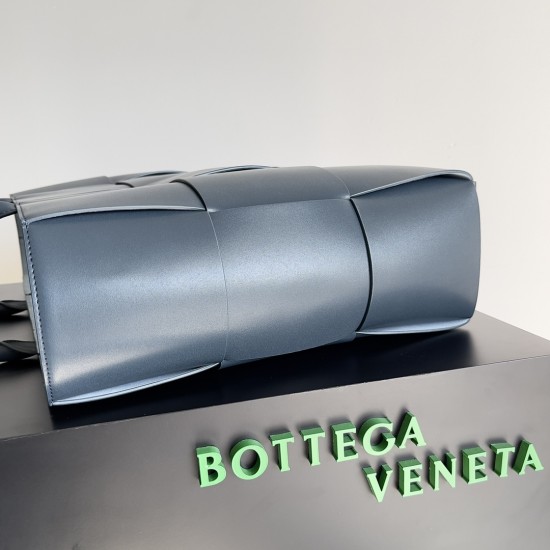 BottegaVeneta Large Arco Tote Bag