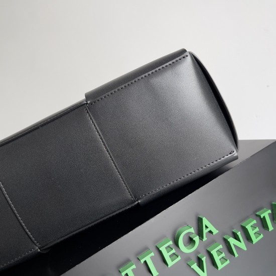 BottegaVeneta Large Arco Tote Bag