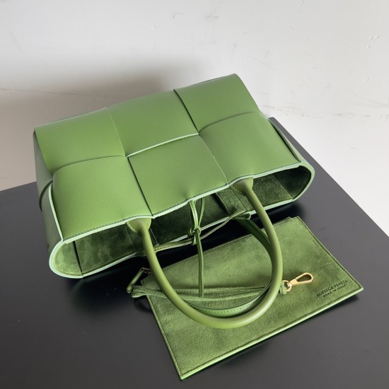Bottega Veneta Arco Tote Size：30*20*11.5cm