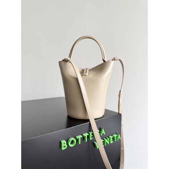 Bottega Veneta Small Liberta Bucket