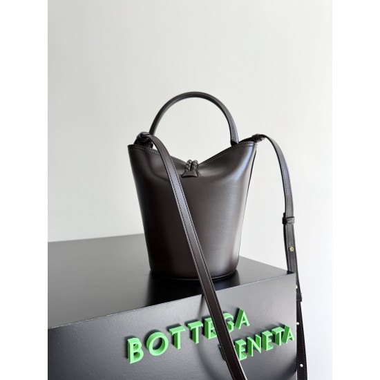 Bottega Veneta Small Liberta Bucket