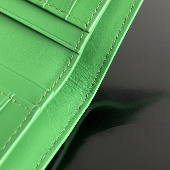 Bottega Veneta Intrecciato Medium Bi-Fold Wallet Bottega Veneta Intrecciato Medium Bi-Fold Wallet