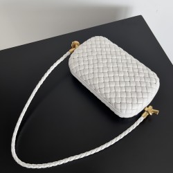 BottegaVeneta Knot On Strap Dinner Package Size: 20.5*6*12.5CM BottegaVeneta Knot On Strap Dinner Package Size: 20.5*6*12.5CM