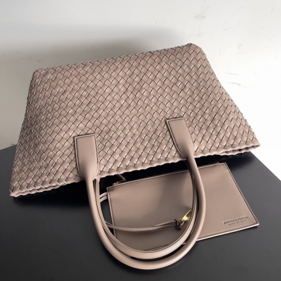 Bottega Veneta Medium Cabat