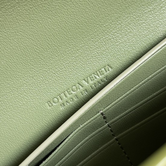 Bottega Veneta Andiamo Clutch