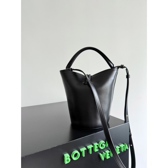 Bottega Veneta Small Liberta Bucket