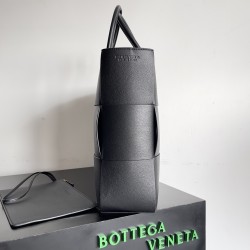 BottegaVeneta Large Arco Tote Bag