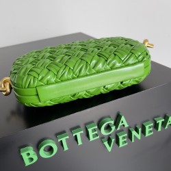BottegaVeneta Knot On Strap Dinner Package Size: 20.5*6*12.5CM BottegaVeneta Knot On Strap Dinner Package Size: 20.5*6*12.5CM