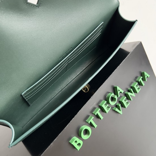 Bottega Veneta Andiamo Clutch