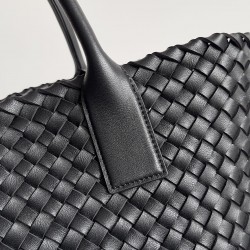 Bottega Veneta Medium Cabat