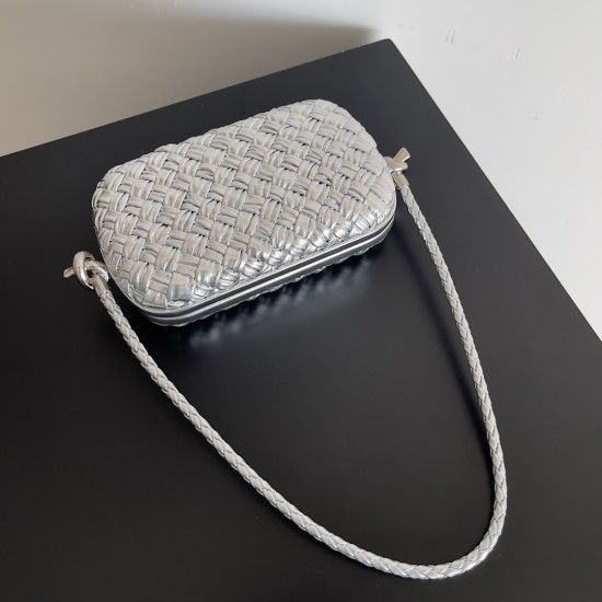 BottegaVeneta Knot On Strap Dinner Package Size: 20.5*6*12.5CM